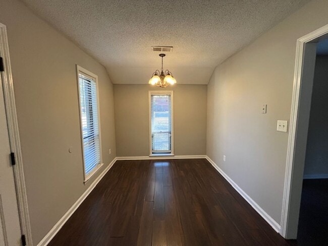 Foto del edificio - Renovated 3 Bedroom 2 Bath Home with 2 Car...