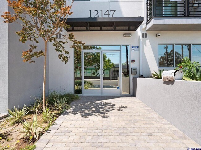 Foto del edificio - 12147 W Magnolia Blvd