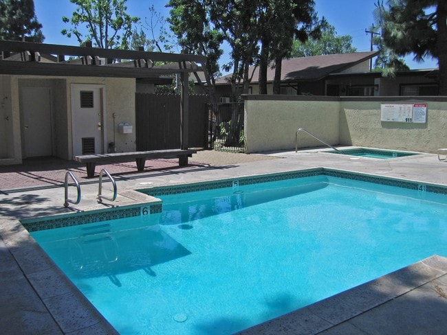 Piscina - Cypress Villa Apartments