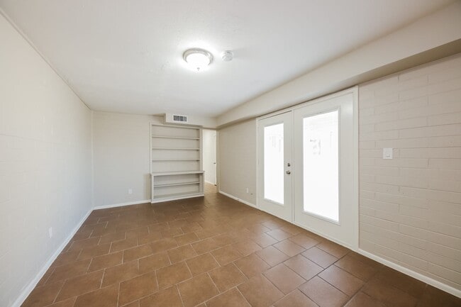 Building Photo - 8239 N 29Th Dr