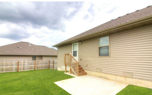 Building Photo - Three Bedroom Home in Ozark!