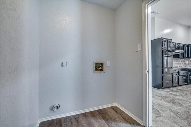 Building Photo - 3108 Kensington Dr