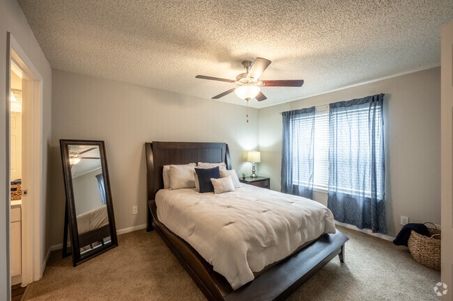 Modelo - 2HAB, 2BA - 968SF - Dormitorio principal - Indigo Plantation Apartments