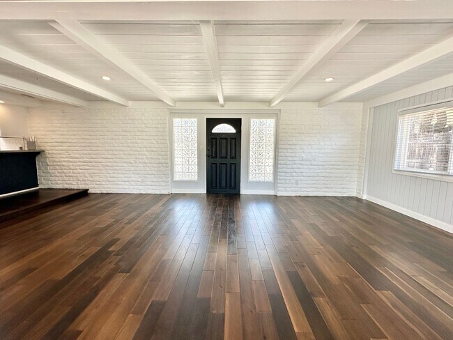 Foto del edificio - Beautifully Updated & Remodeled Single-Story Country Home with Detached Guest Home Unit on Gated ...