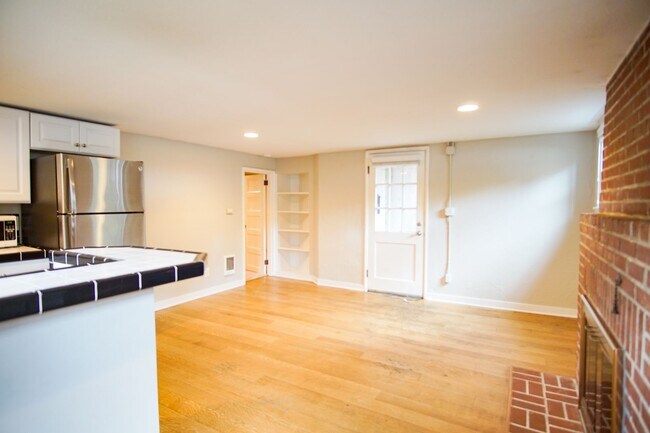 Foto del edificio - Adorable & Cozy NW 1 Bdr w/Fireplace + Hardwoods!