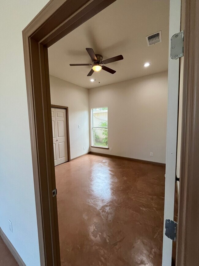 Dormitorio principal con vestidor - 710 W Baetz Blvd