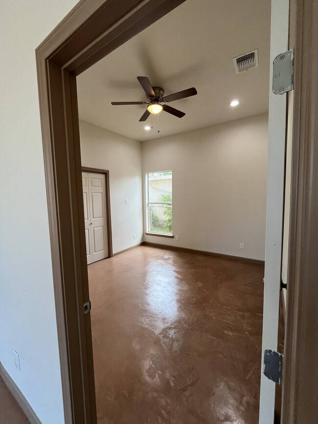 Main Bedroom with walk-in closet - 710 W Baetz Blvd