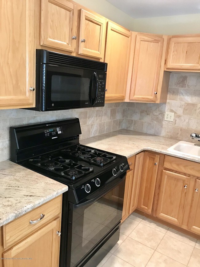 Building Photo - 362 Iroquois Dr
