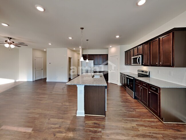 Foto del edificio - 556 Summit View Lane