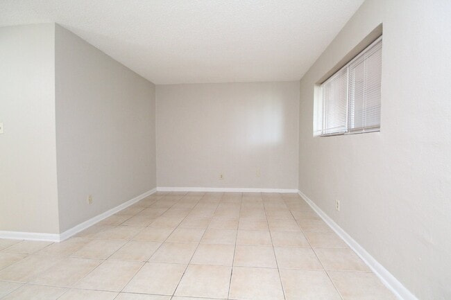 Foto del edificio - Updated 1-Bedroom Condo in Bay Winds – Wat...