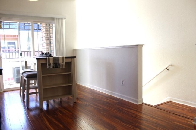 Building Photo - Charming 2 BR/2 BA Townhouse located in th...