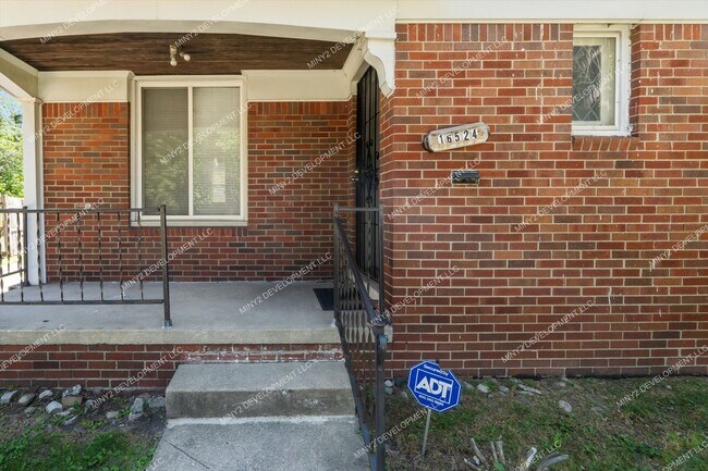 Foto del edificio - Charming Westside 3-Bedroom Brick Bungalow...
