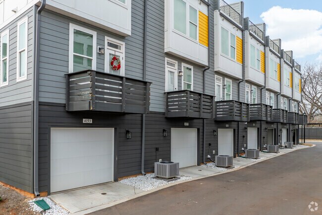 Garajes - Enderly Towns - Townhomes for Rent in Charlotte, NC - Enderly Neighborhood