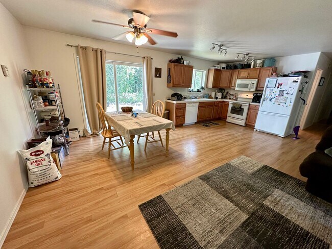 Building Photo - 3bd, 2 bath Home for Rent w/ Large 2 Car G...