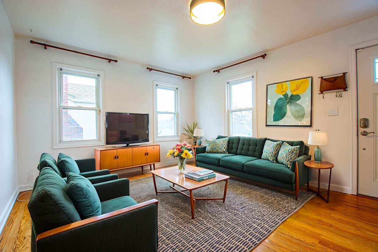 Foto principal - Adorable 2 Bedroom / 2 Bath Home in Aksarben with Washer/Dryer and Fenced Backyard!