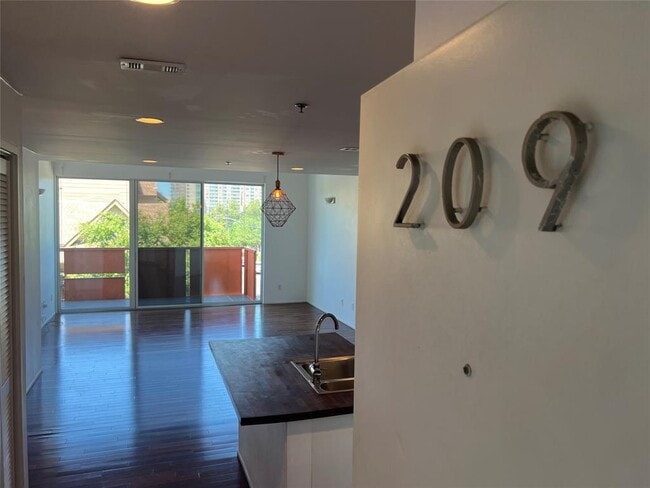 Foto del edificio - 1200 E 11th St