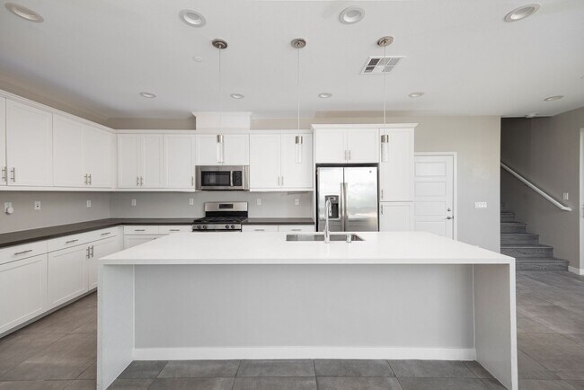 Foto del edificio - Spacious 4 Bedroom Townhome in the Milleni...