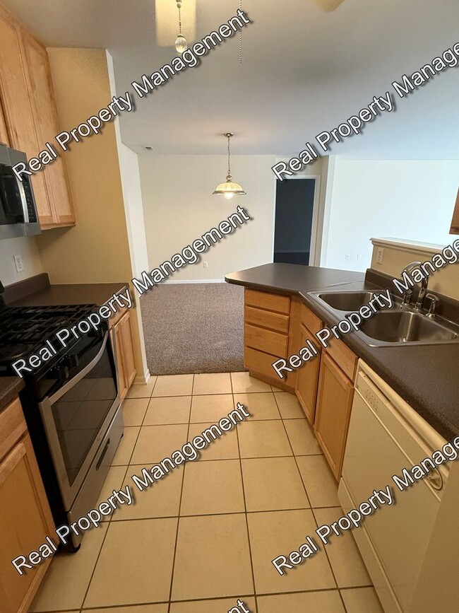 Building Photo - 2 Bedroom Condo