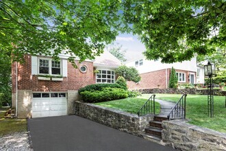 Building Photo - 4 Oak Ln E