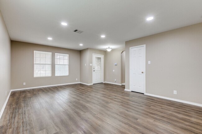 Building Photo - 4-BEDROOM HOME IN VISTAS OF WESTCREEK