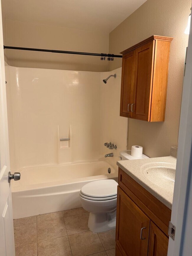 Foto del edificio - Highly Desirable Park Point Loma Townhome!