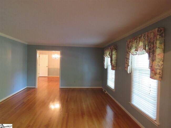 Building Photo - 702 N Almond Dr