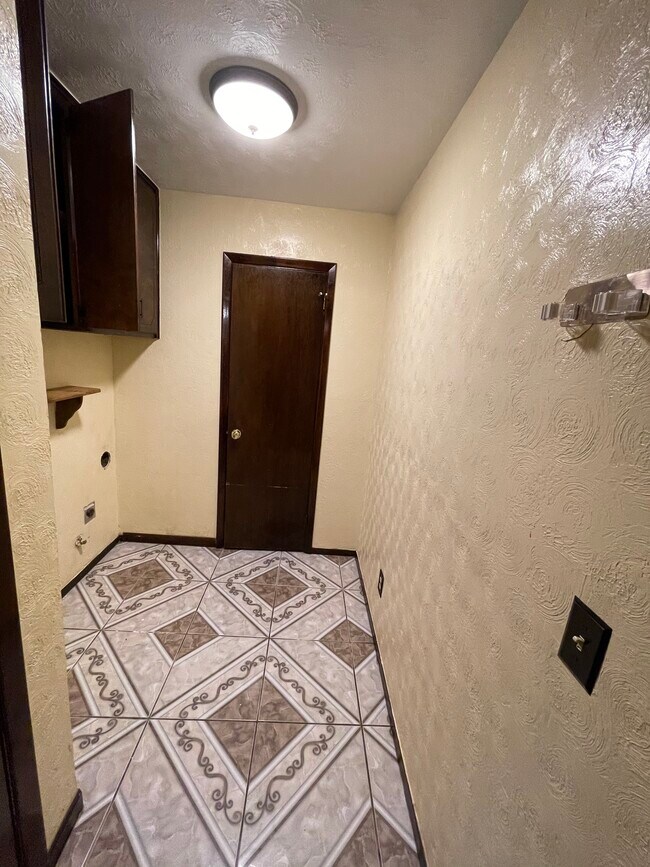 Laundry room - 1028 Inman Dr