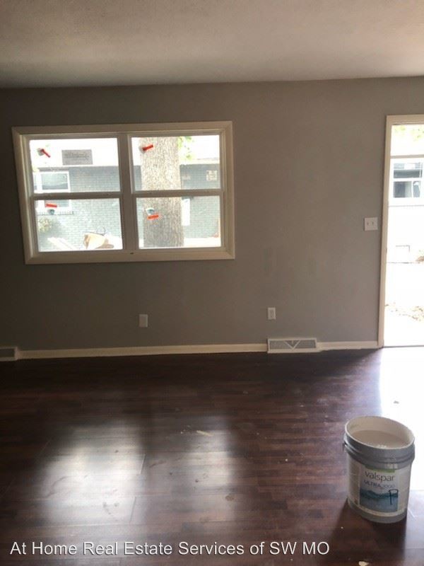 Building Photo - 1335-13495 E Elm St