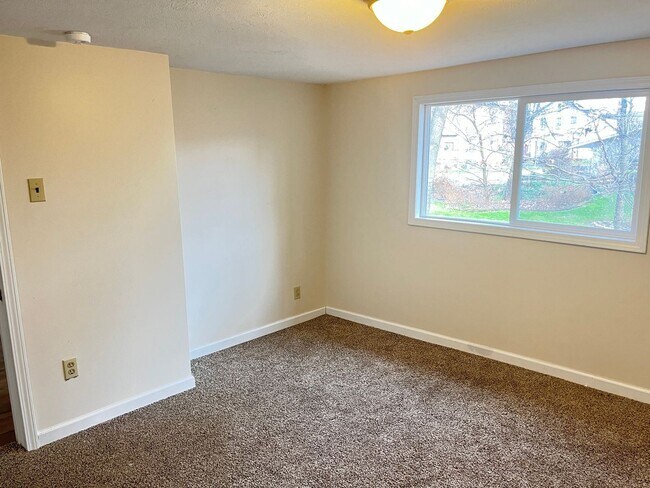 Building Photo - 3 br, 1 bath House - 209 Pleasant St