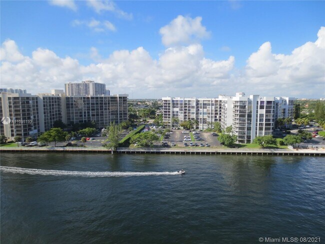 Foto del edificio - 3000 S Ocean Dr