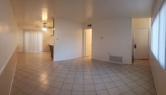 Foto del edificio - Rarely available duplex with garage in La ...