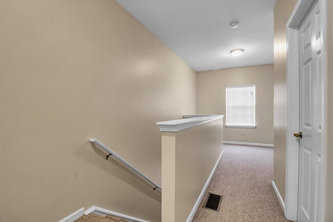 Building Photo - Hunt Club Circle Townhomes