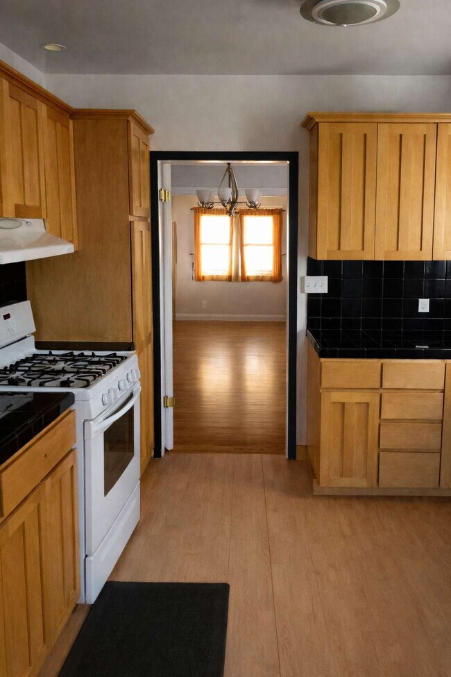 Foto del edificio - "Charming 3-Bedroom Oasis on Sunset Avenue – 1892 Sq. Ft. of Comfort and Style in Pasadena!"