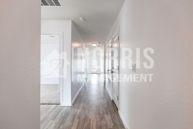 Building Photo - Newer Home in a Great Location to the Freeway