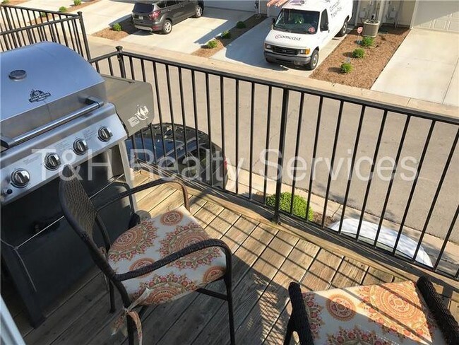 Building Photo - 9072 Teaneck Dr