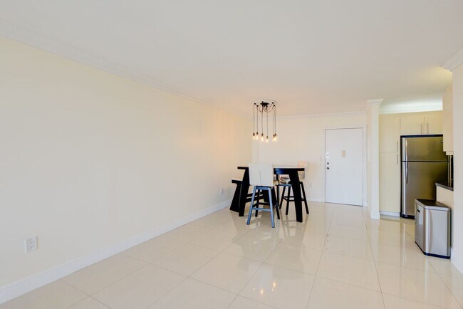 Foto del edificio - 2500 NE 135th St