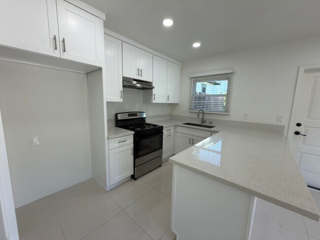 Foto del edificio - 329-335 E. Palmyra Ave. Orange, CA 92866
