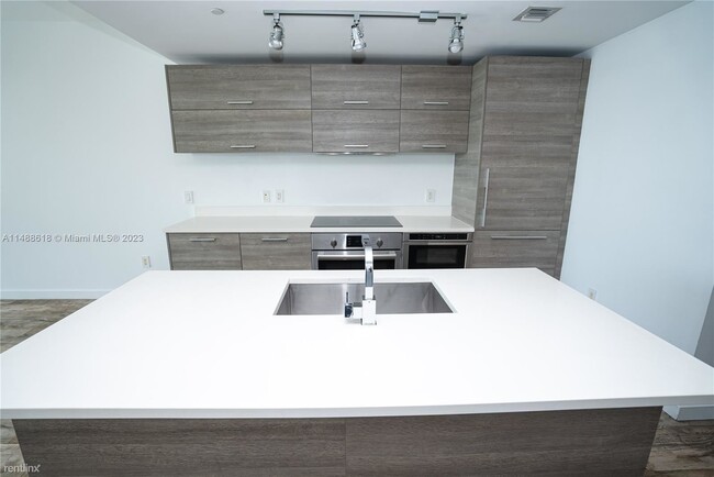 Building Photo - 2 br, 2 bath Condo - 650 NE 32nd St Unit 3306