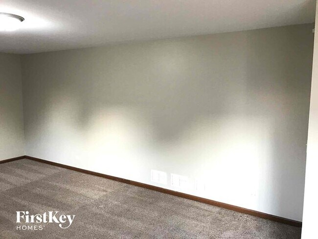 Building Photo - 2017 Willow Ridge Dr