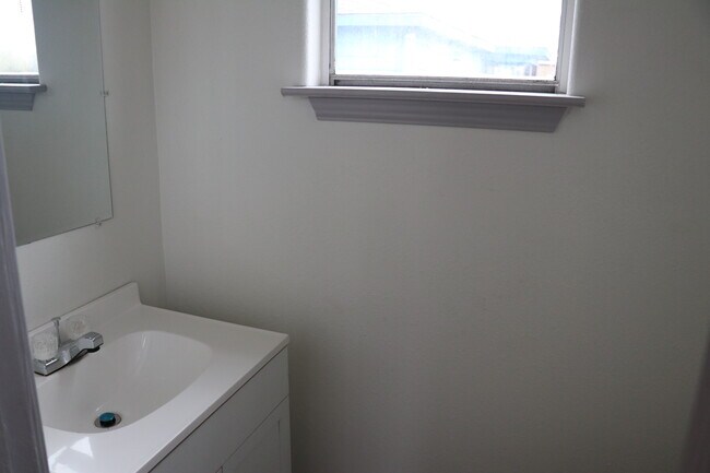 1/2 Bath - 2772 El Paso Ave