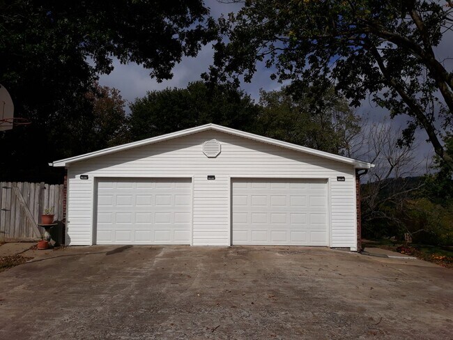 Foto del edificio - 4 bedroom 2 bath home, 2 car garage, SECLUDED AND PRIVATE, South FAY, 4 acres