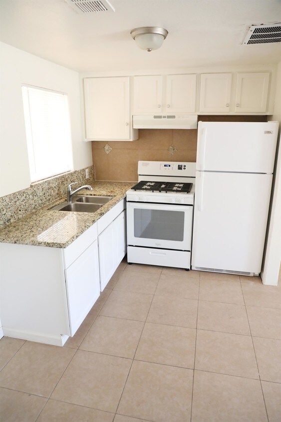 Primary Photo - 141 W Beechwood Ave