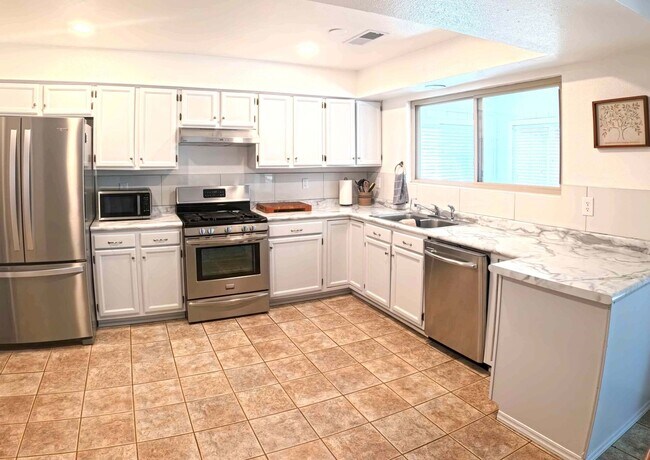 Foto del edificio - 2550 Rosswood Dr SE