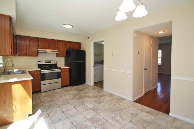 Building Photo - 1410 Country Club Ct