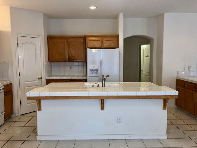 Foto del edificio - $2,595 Bullard & Polk, 4 Bedroom Home - W....