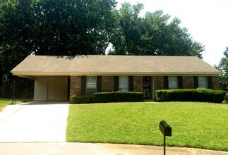 Building Photo - 3729 Village Oak Cove
