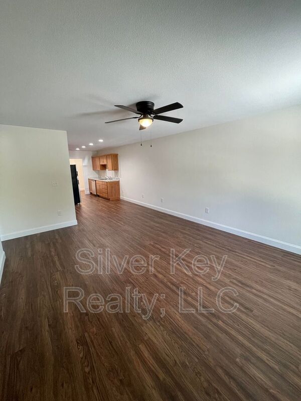 Building Photo - 129-133 W Cardin St