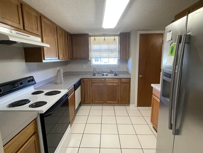 Building Photo - 1805 Whispering Oaks Ln