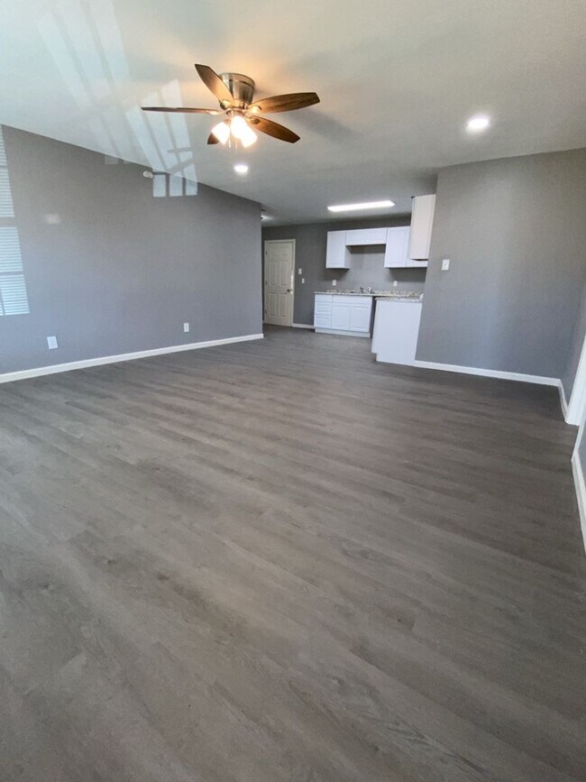 Foto del edificio - COMPLETELY REMODELED 3 bedroom/1 bath dupl...