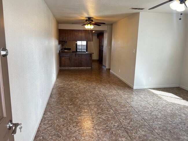 Foto del edificio - 1823 W Whitendale Ave